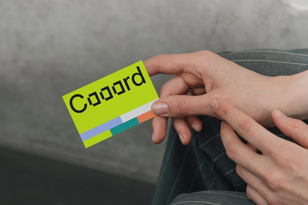 mockup carte de visite tenant une main