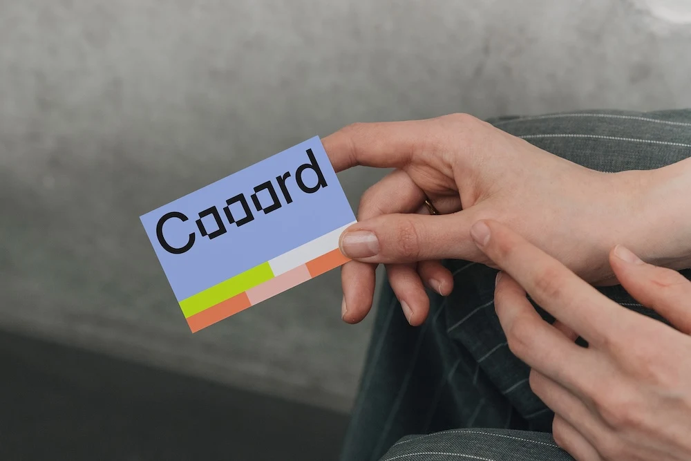 mockup carte de visite tenant une main