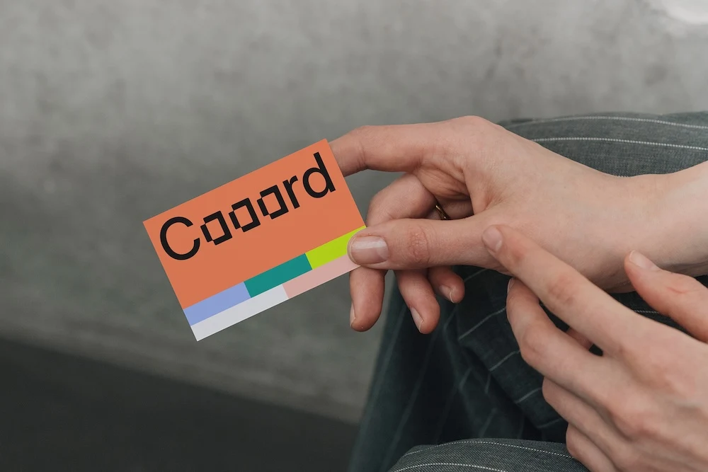 mockup carte de visite tenant une main